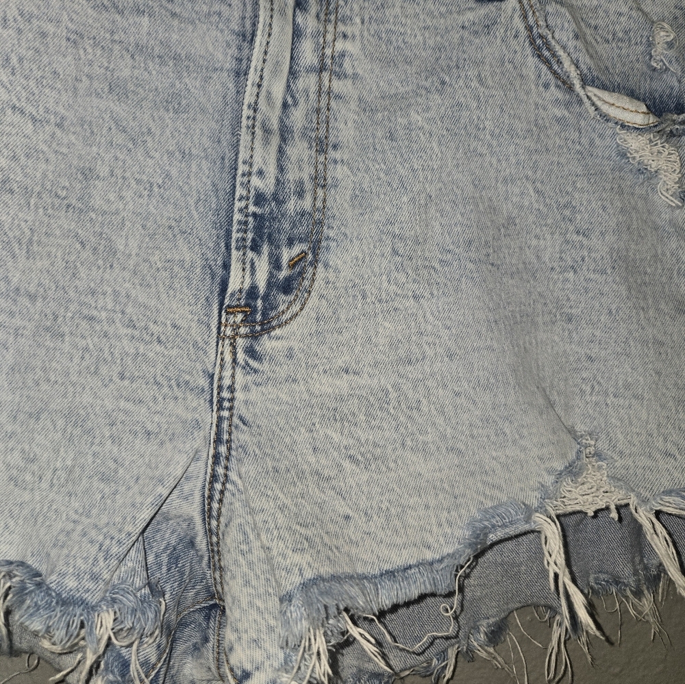 Abercrombie & Fitch The Mom Short High Rise Light Wash Shorts Size 33/16 - Picture 4 of 16